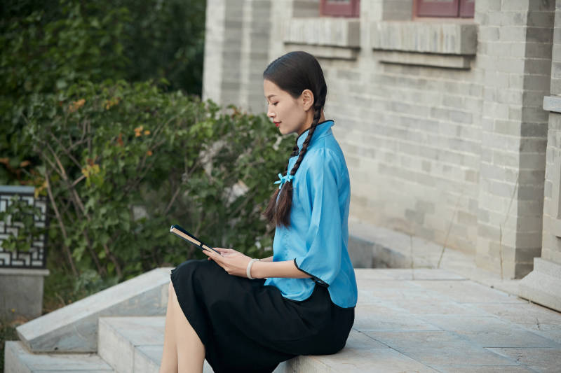 在古城身穿民国学生服饰的女大学生图片