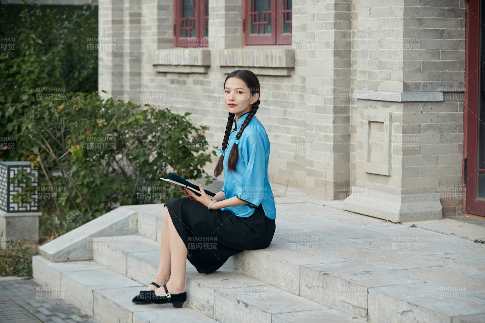 在古城身穿民国学生服饰的女大学生图片