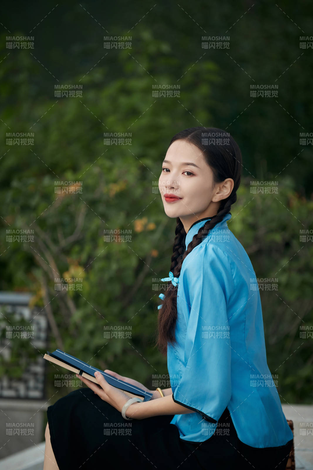 在古城身穿民国学生服饰的女大学生图片
