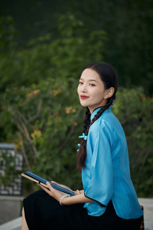 在古城身穿民国学生服饰的女大学生图片