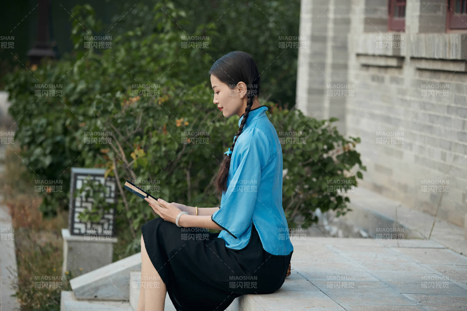 在古城身穿民国学生服饰的女大学生图片