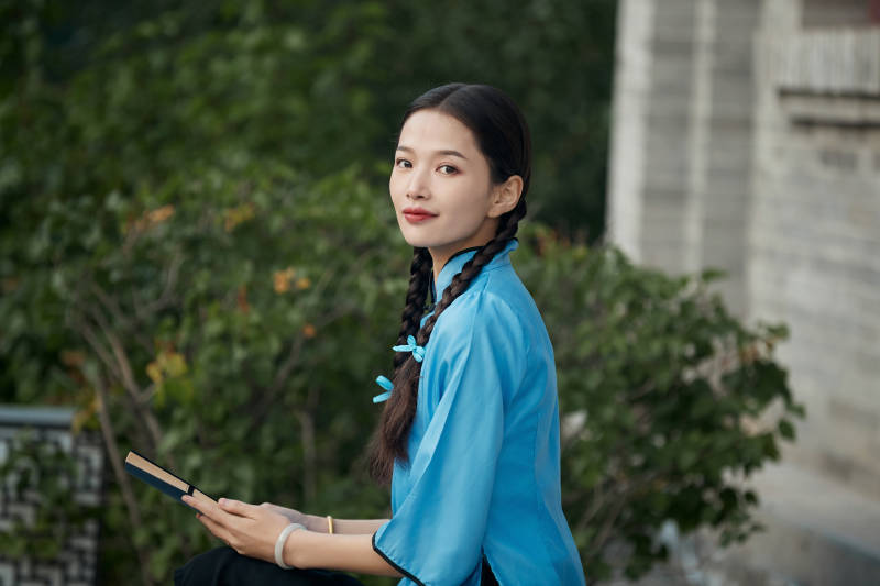 在古城身穿民国学生服饰的女大学生图片