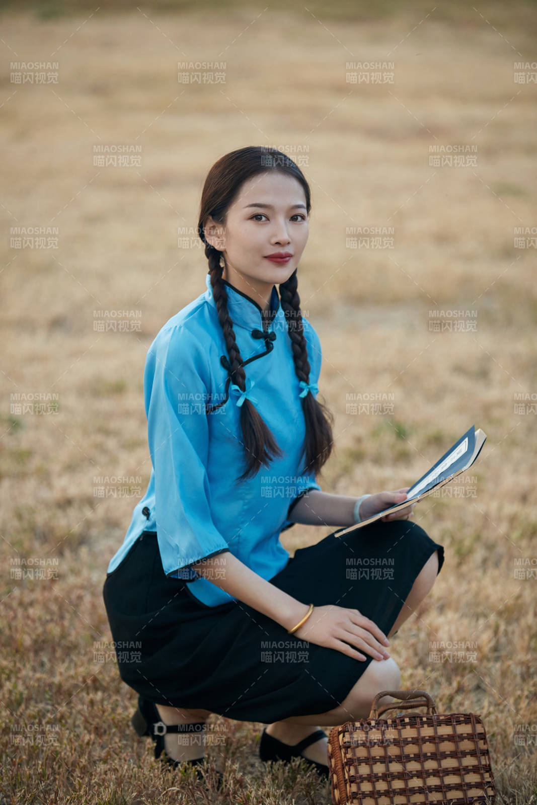 在古城身穿民国学生服饰的女大学生图片