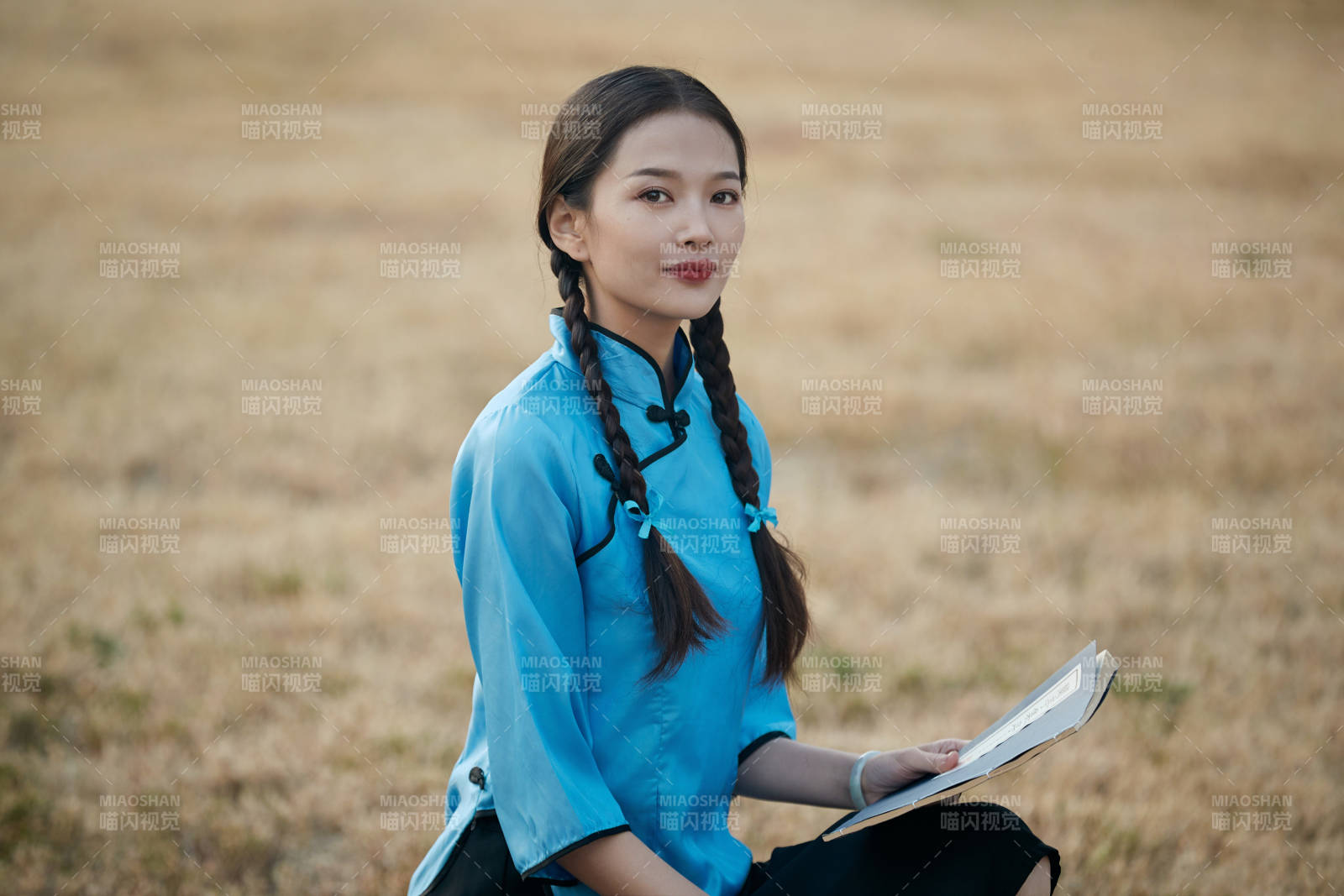 在古城身穿民国学生服饰的女大学生图片