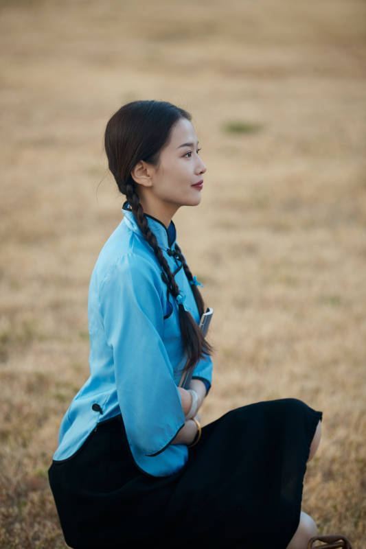 在古城身穿民国学生服饰的女大学生图片