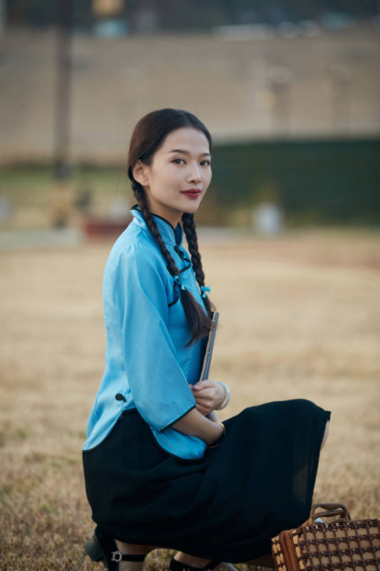 在古城身穿民国学生服饰的女大学生图片