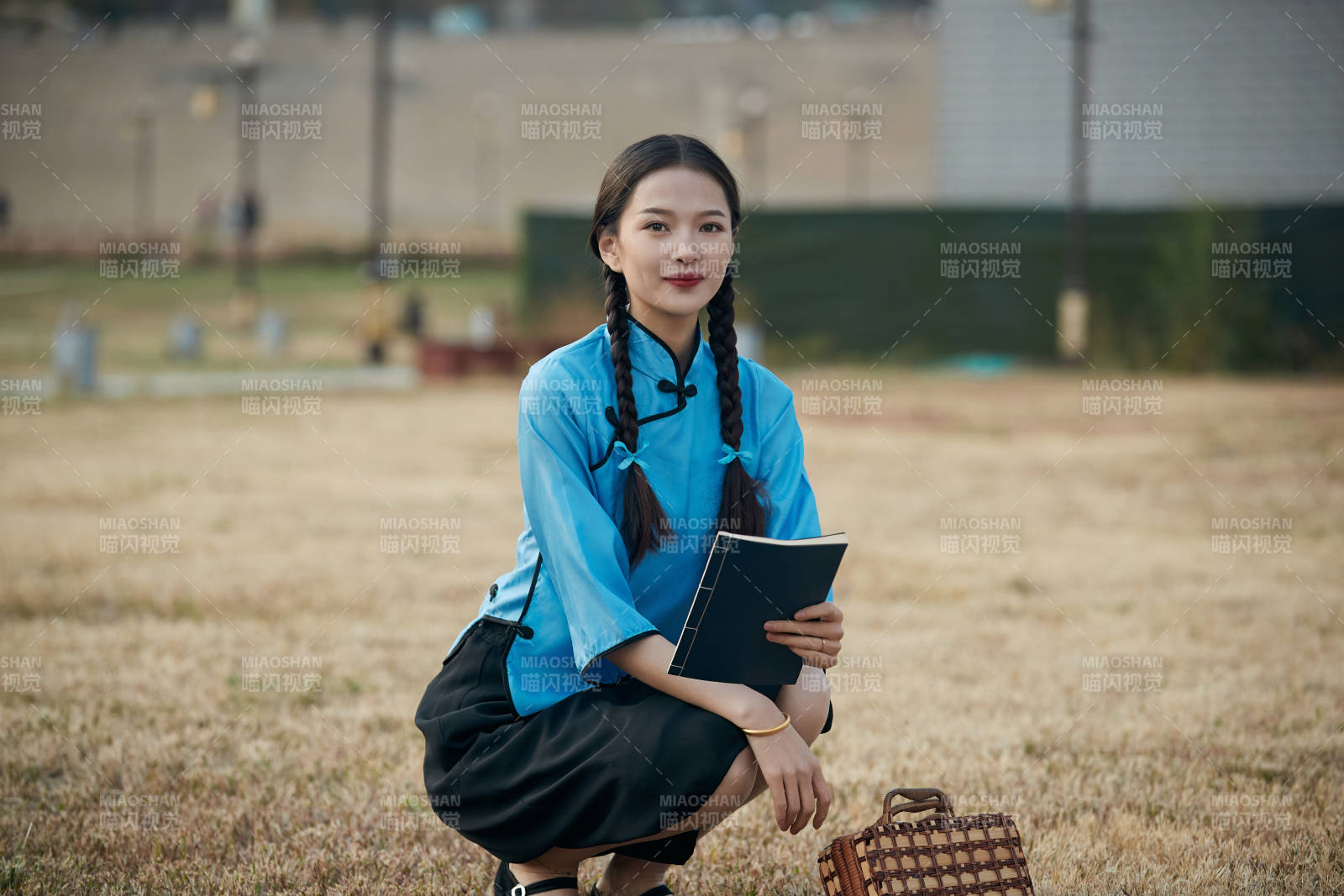 在古城身穿民国学生服饰的女大学生图片