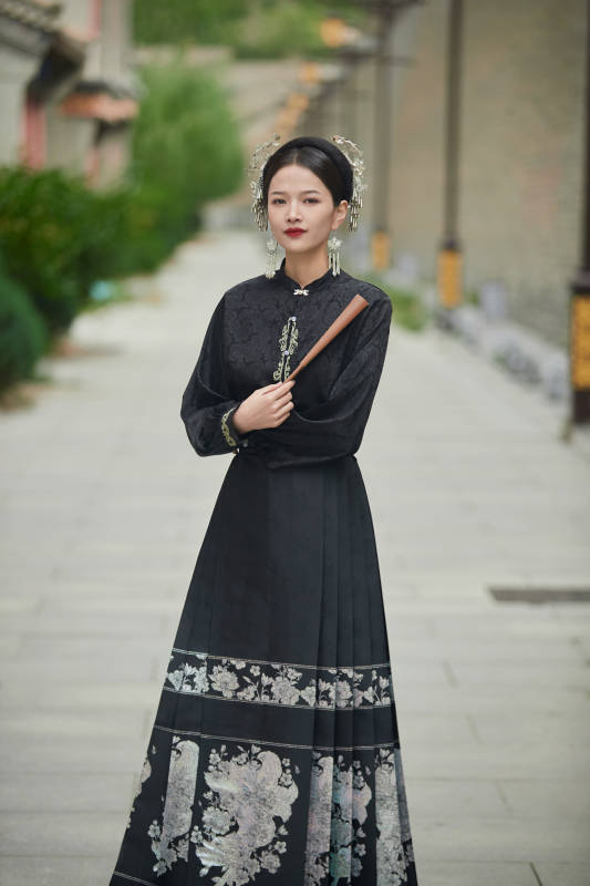 穿着中国汉族服饰马面裙的东方女性图片