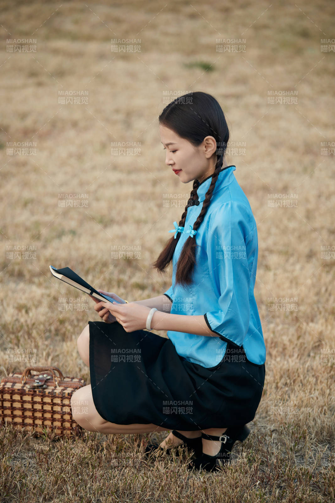 在古城身穿民国学生服饰的女大学生图片