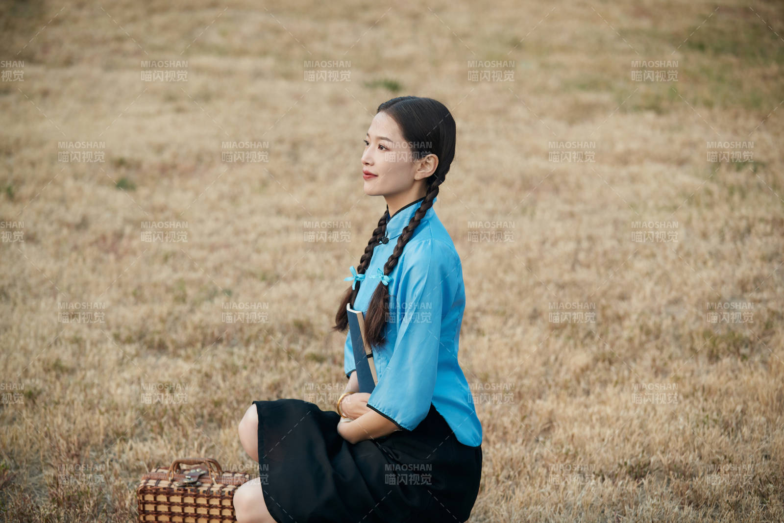 在古城身穿民国学生服饰的女大学生图片