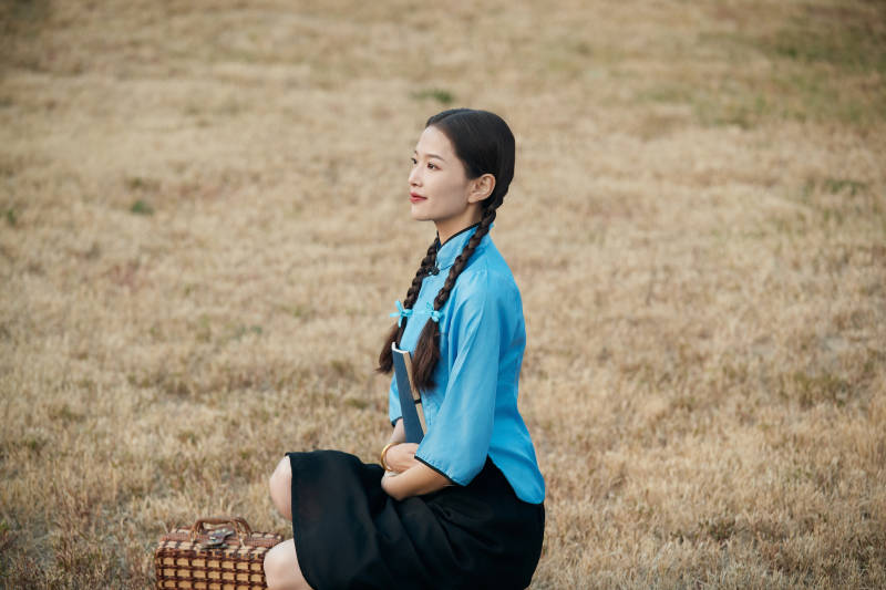 在古城身穿民国学生服饰的女大学生图片