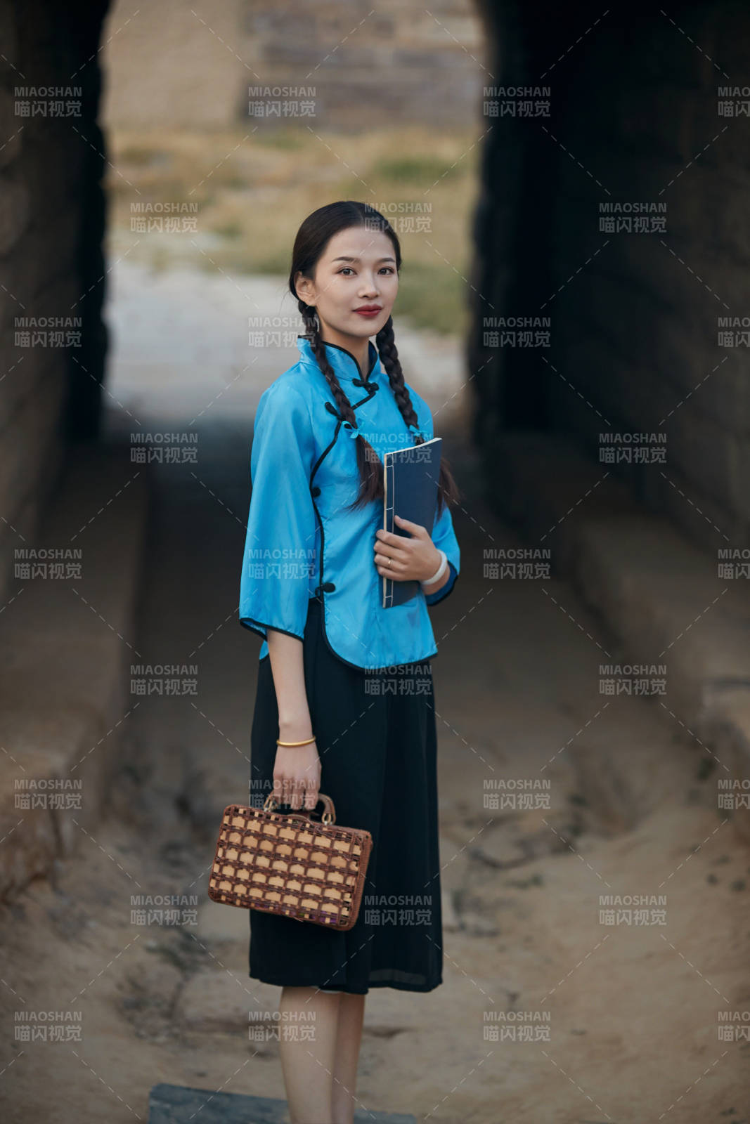 在古城身穿民国学生服饰的女大学生图片