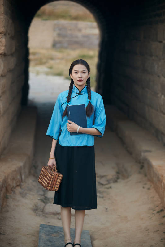 在古城身穿民国学生服饰的女大学生图片