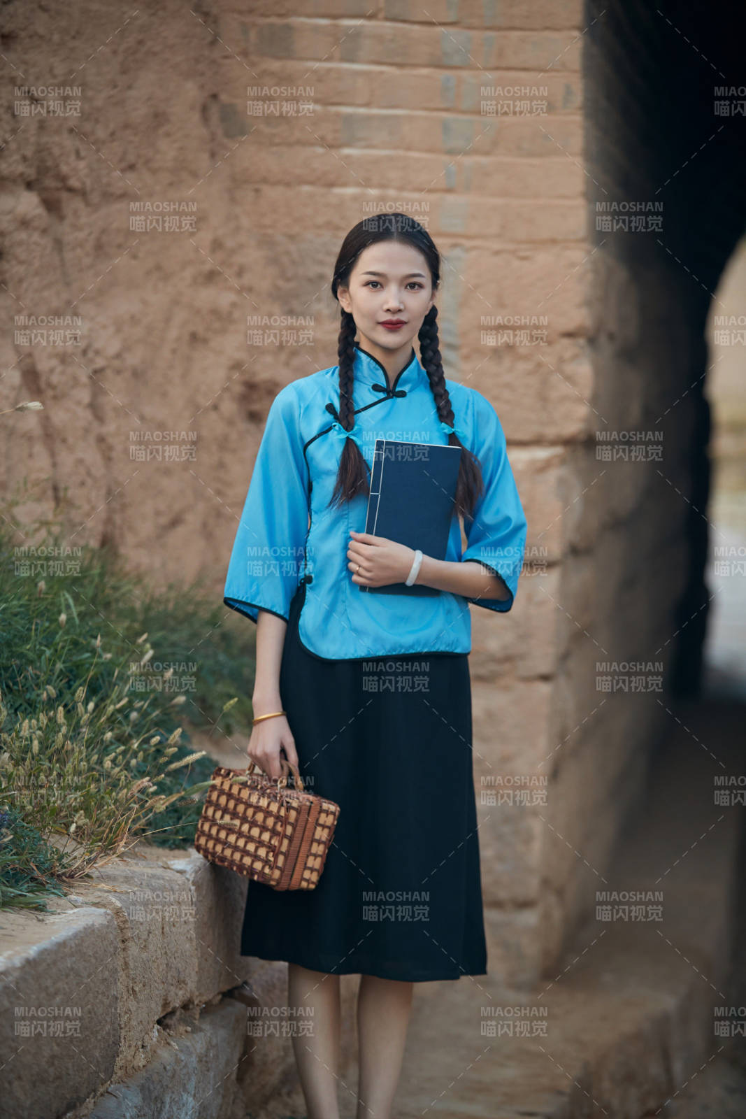 在古城身穿民国学生服饰的女大学生图片