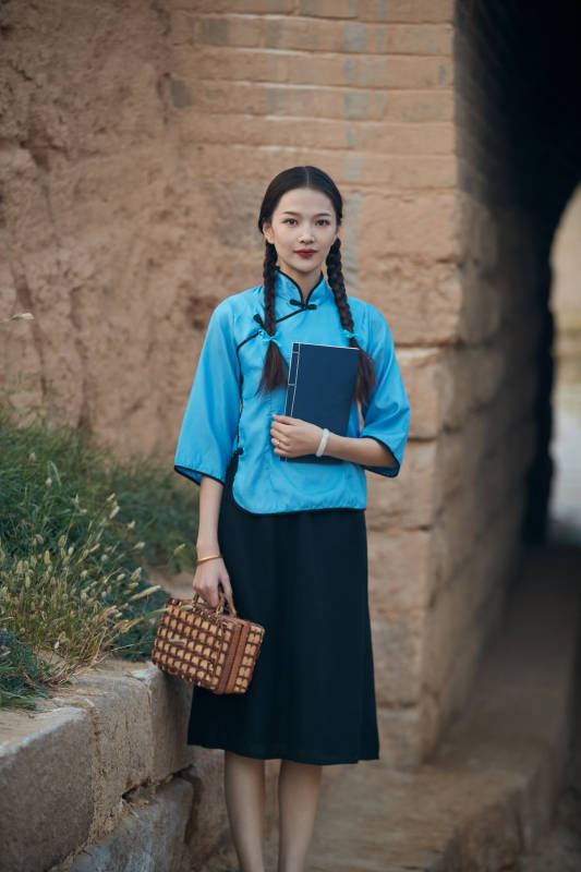 在古城身穿民国学生服饰的女大学生图片