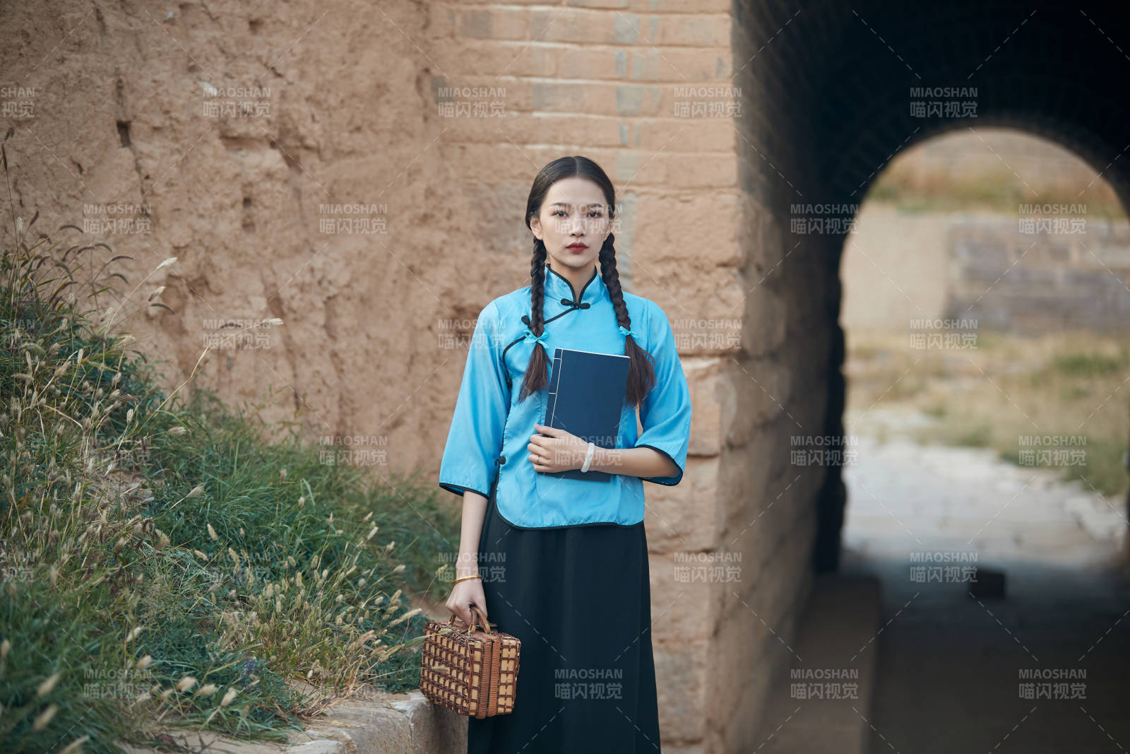 在古城身穿民国学生服饰的女大学生图片