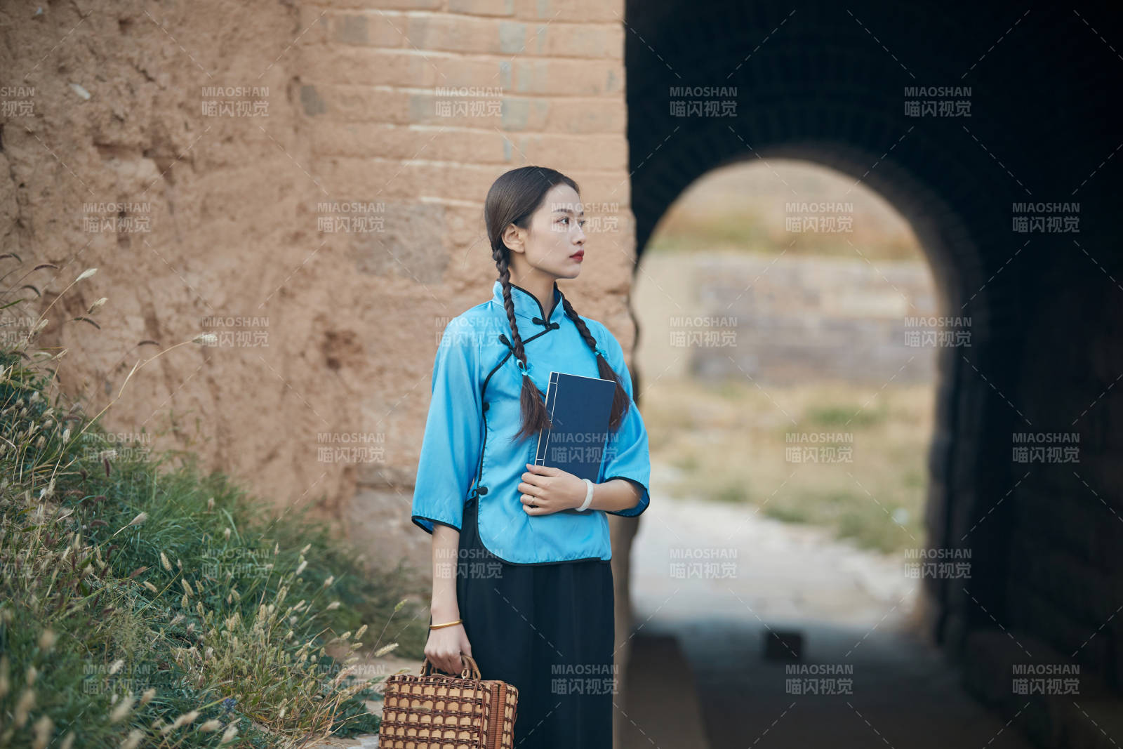 在古城身穿民国学生服饰的女大学生图片