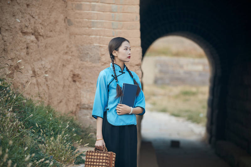 在古城身穿民国学生服饰的女大学生图片
