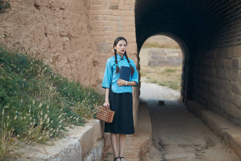 在古城身穿民国学生服饰的女大学生图片