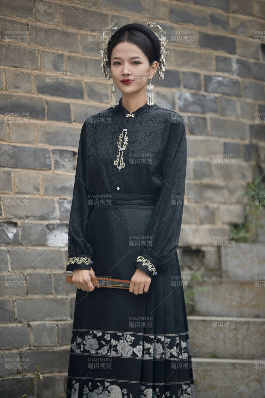 穿着中国汉族服饰马面裙的东方女性图片