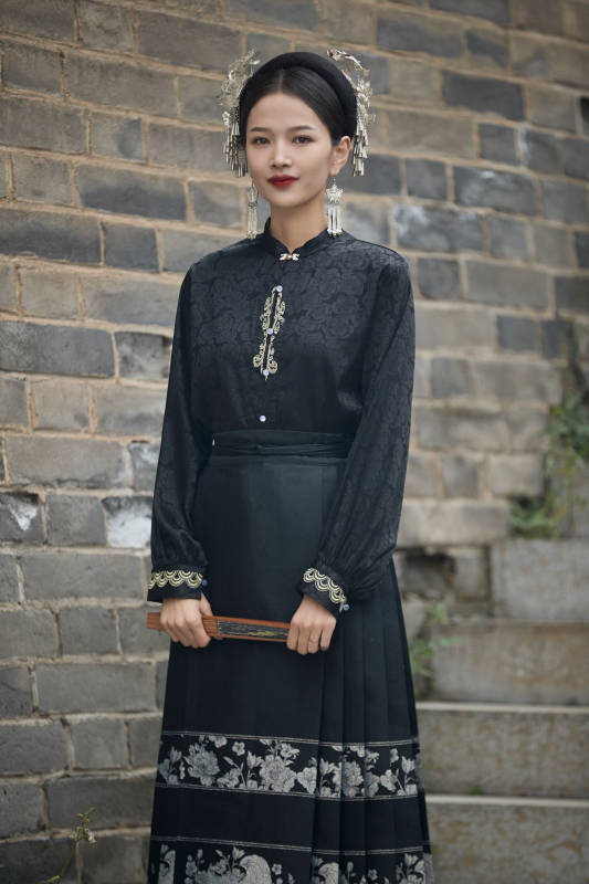 穿着中国汉族服饰马面裙的东方女性图片