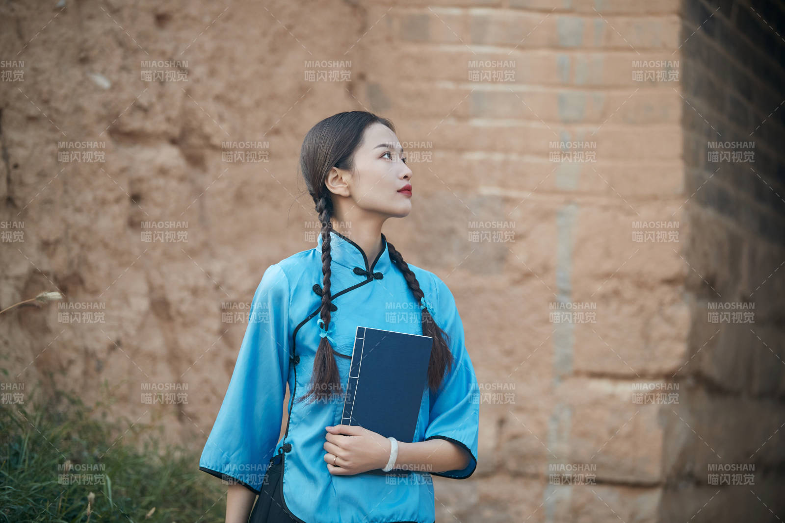 在古城身穿民国学生服饰的女大学生图片