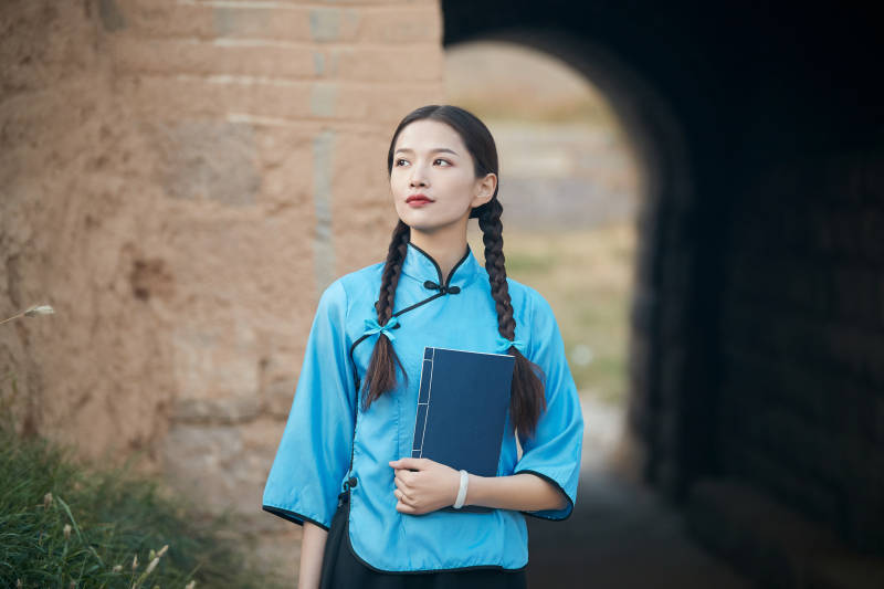 在古城身穿民国学生服饰的女大学生图片