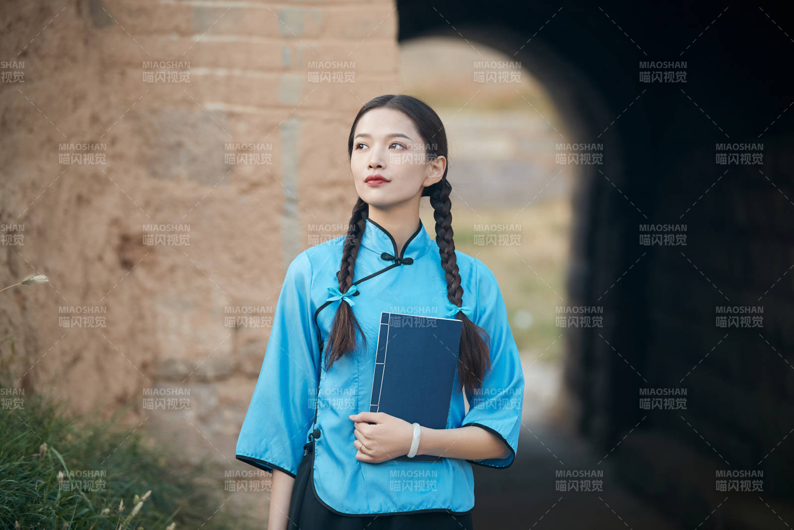 在古城身穿民国学生服饰的女大学生图片