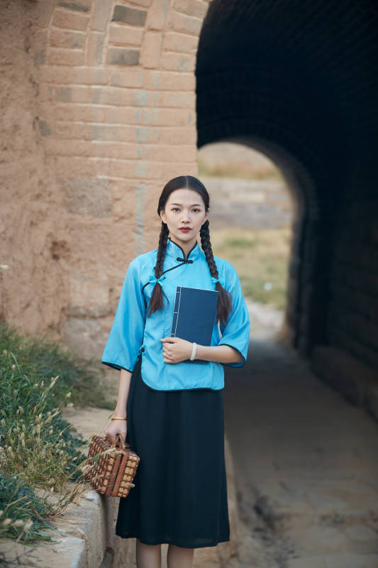 在古城身穿民国学生服饰的女大学生图片