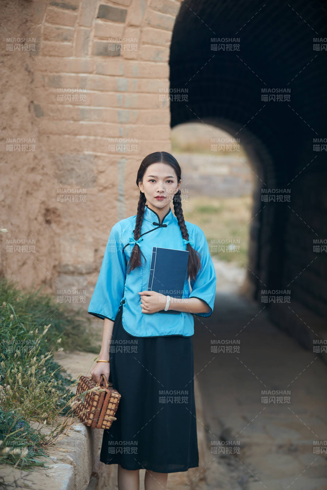 在古城身穿民国学生服饰的女大学生图片