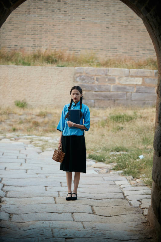 在古城身穿民国学生服饰的女大学生图片