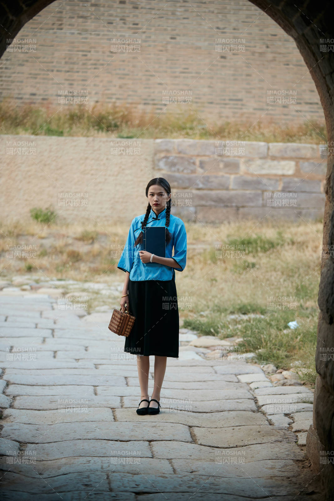 在古城身穿民国学生服饰的女大学生图片