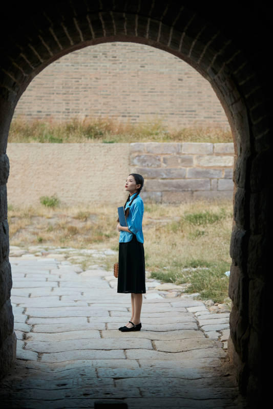 在古城身穿民国学生服饰的女大学生图片