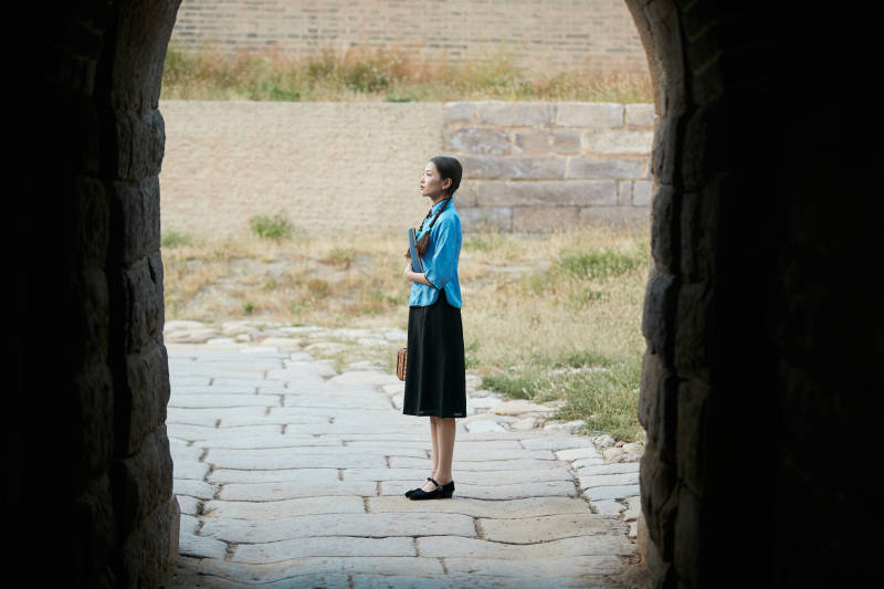 在古城身穿民国学生服饰的女大学生图片
