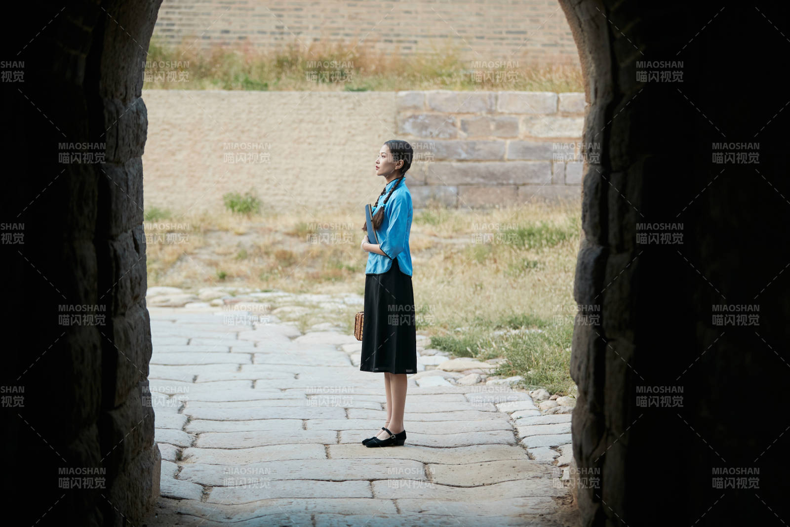 在古城身穿民国学生服饰的女大学生图片