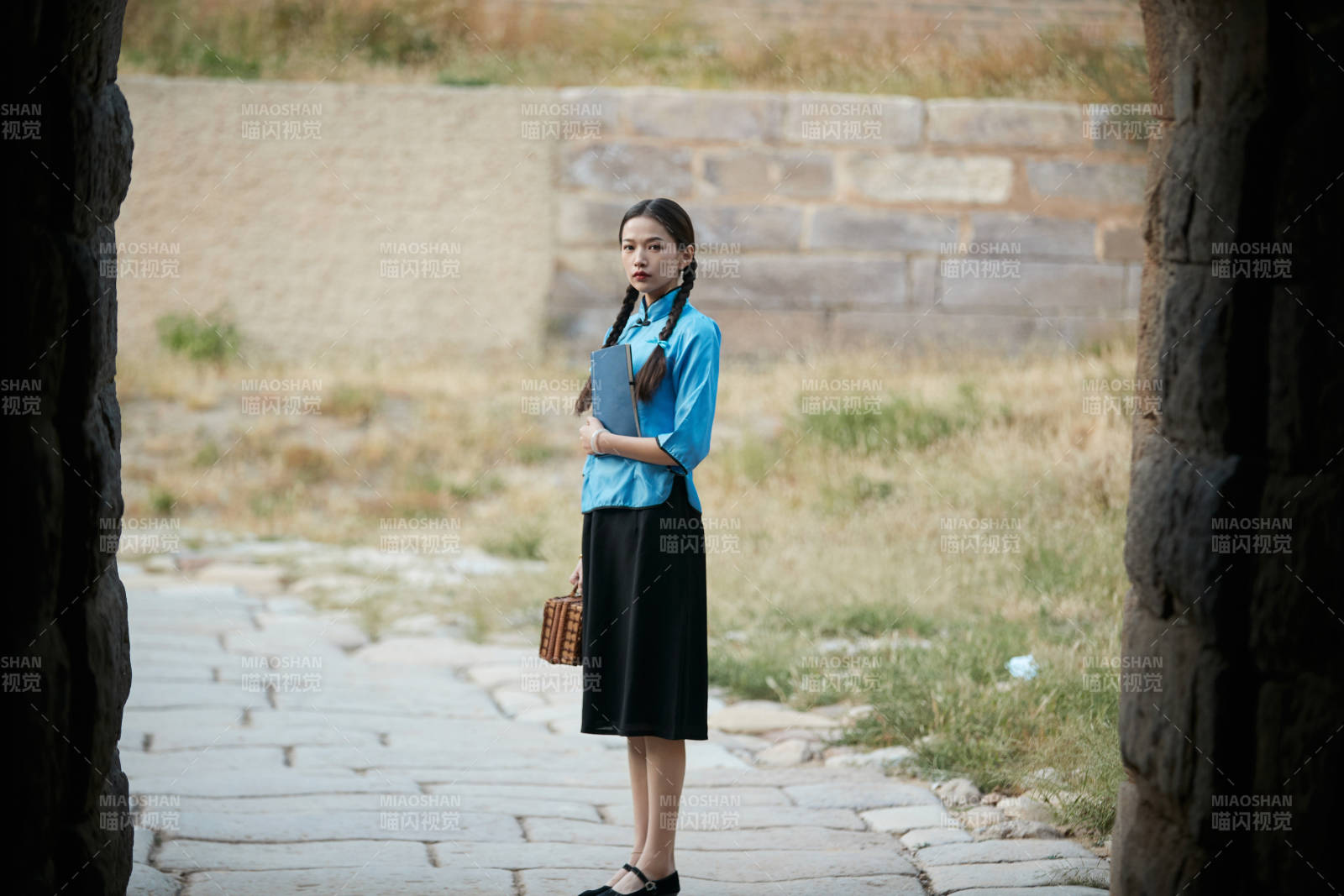 在古城身穿民国学生服饰的女大学生图片