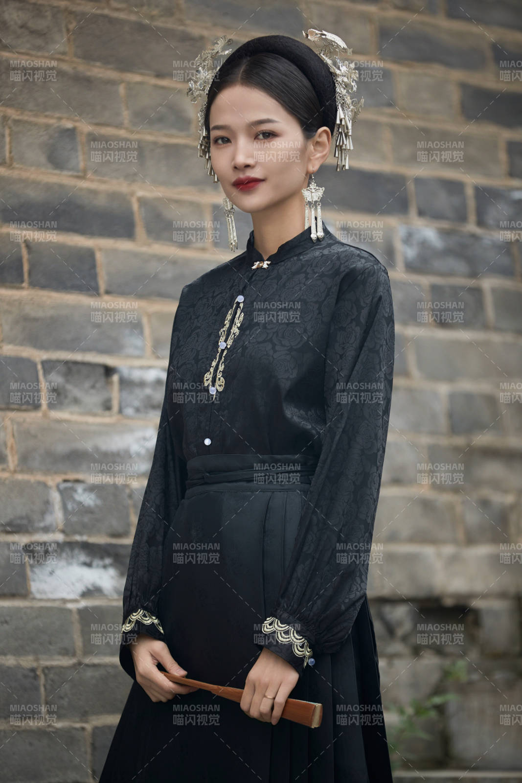 穿着中国汉族服饰马面裙的东方女性图片