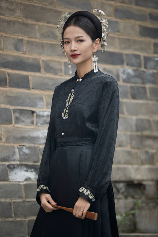 穿着中国汉族服饰马面裙的东方女性图片