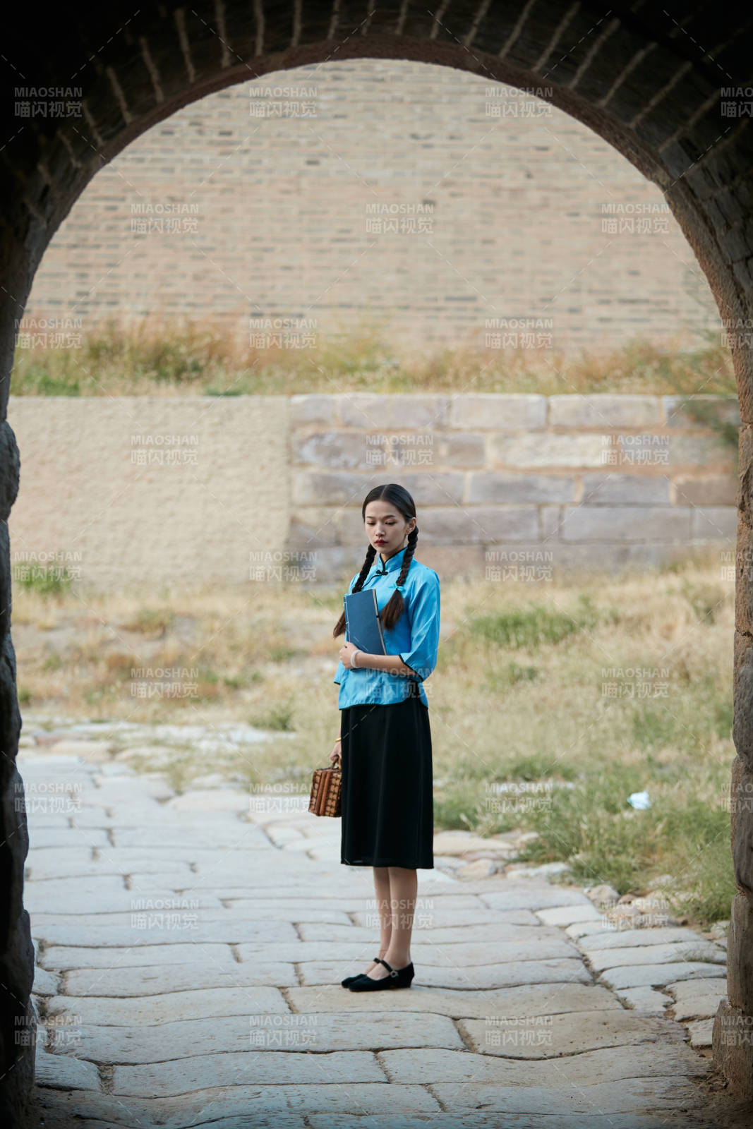 在古城身穿民国学生服饰的女大学生图片