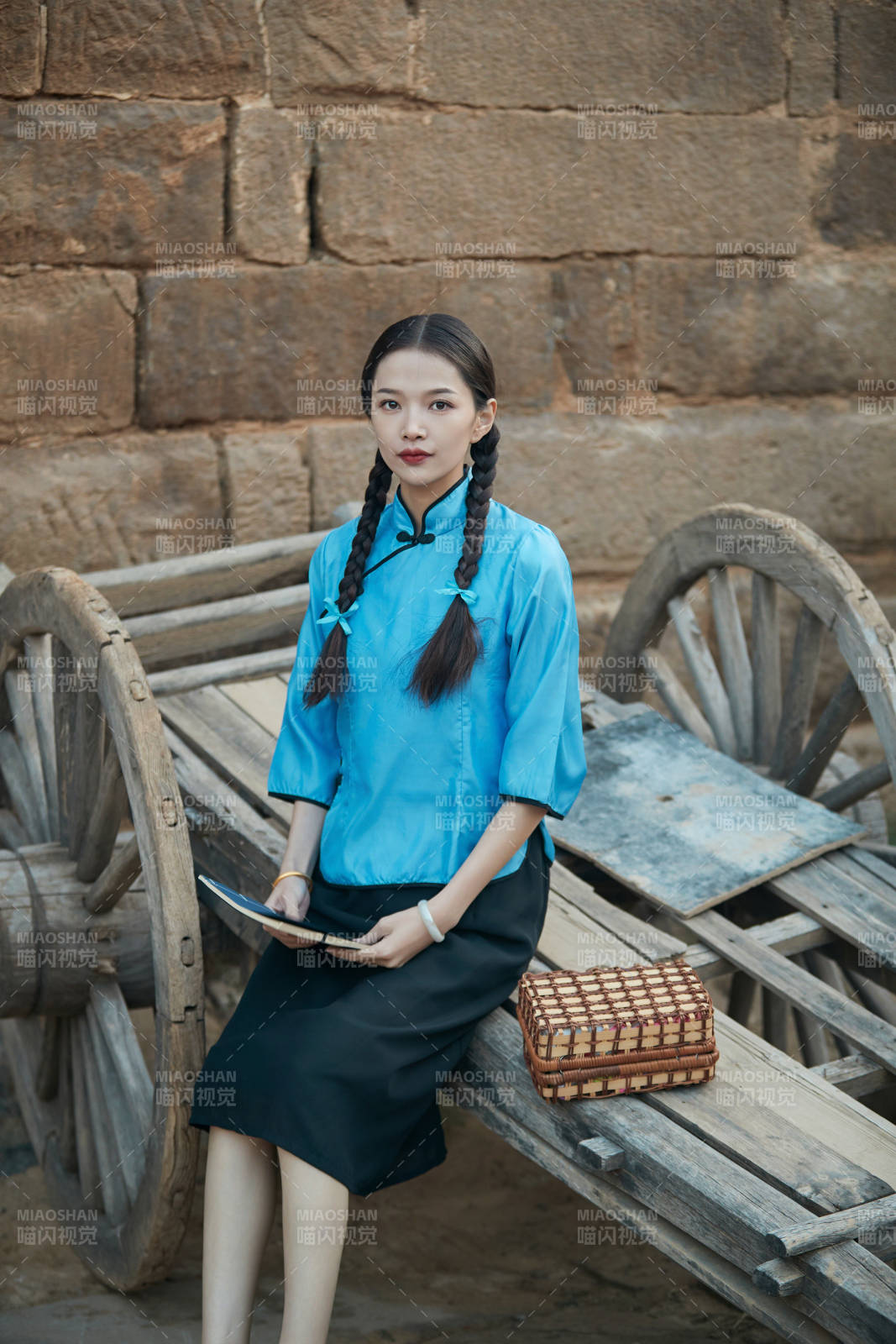在古城身穿民国学生服饰的女大学生图片