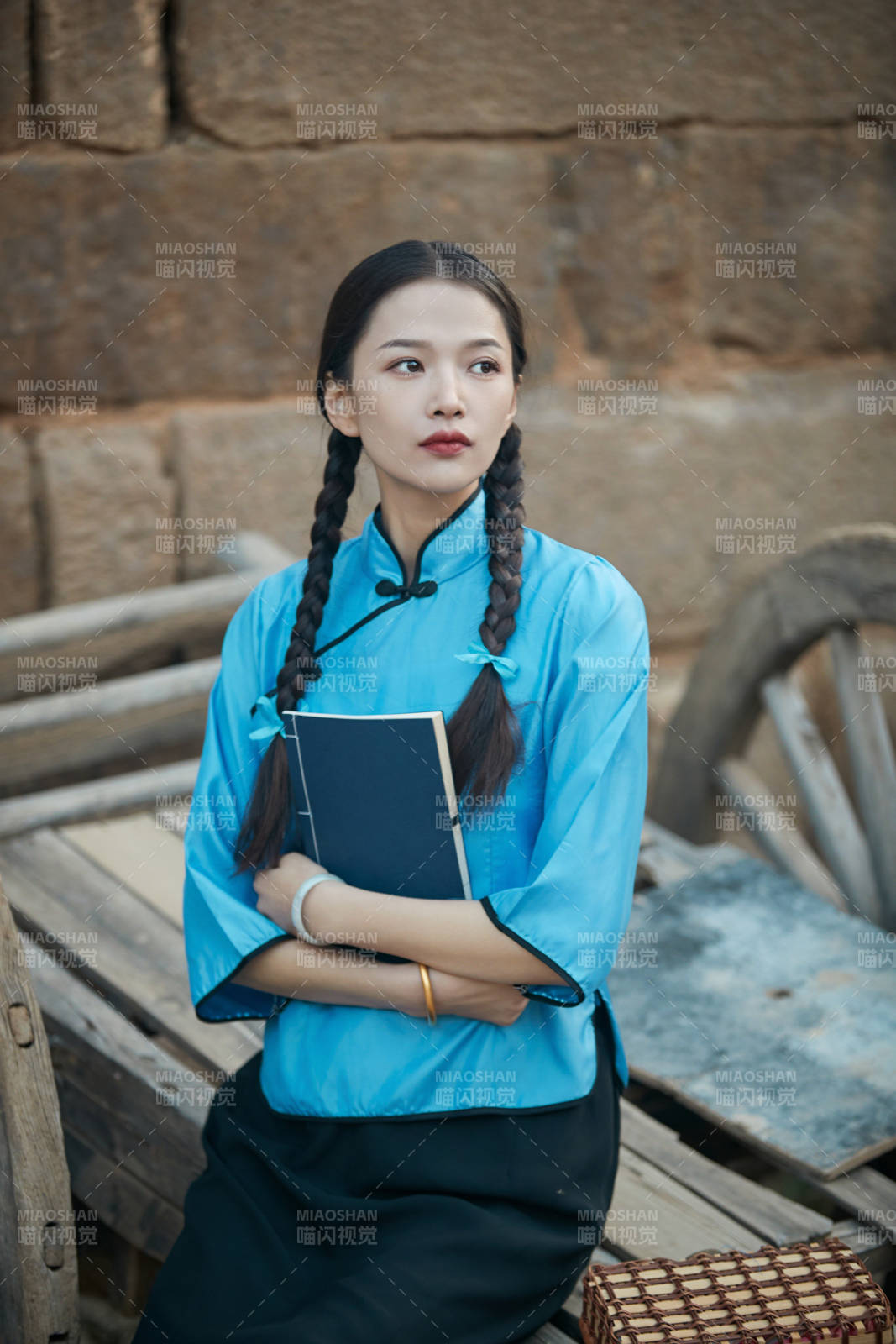 在古城身穿民国学生服饰的女大学生图片