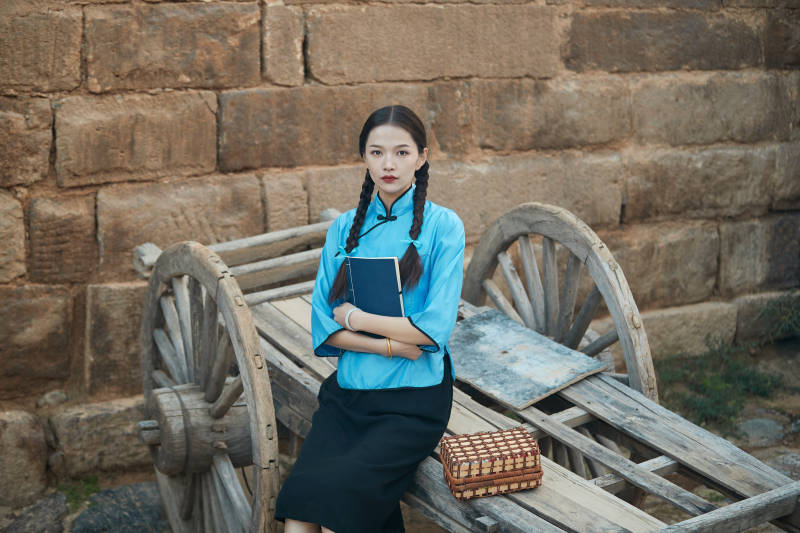 在古城身穿民国学生服饰的女大学生图片