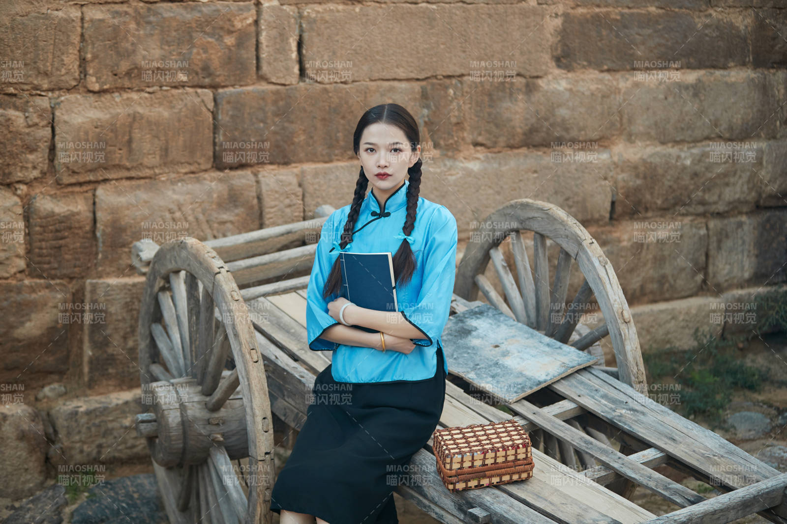 在古城身穿民国学生服饰的女大学生图片