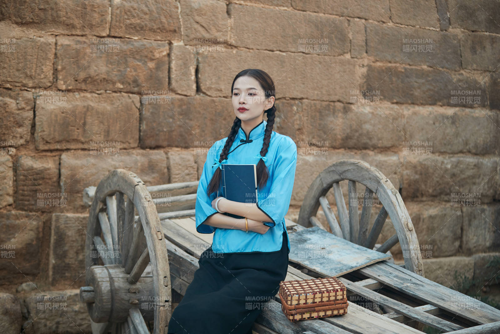 在古城身穿民国学生服饰的女大学生图片