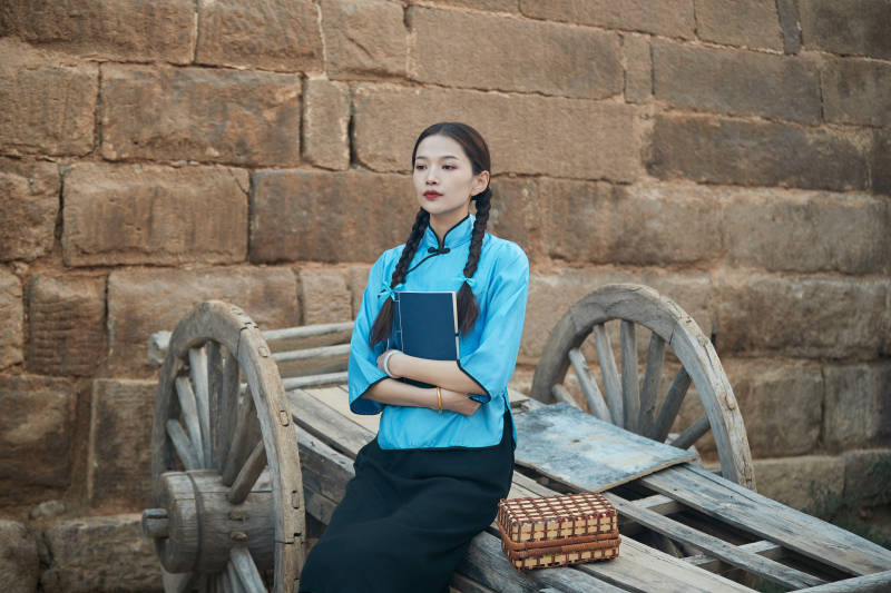 在古城身穿民国学生服饰的女大学生图片