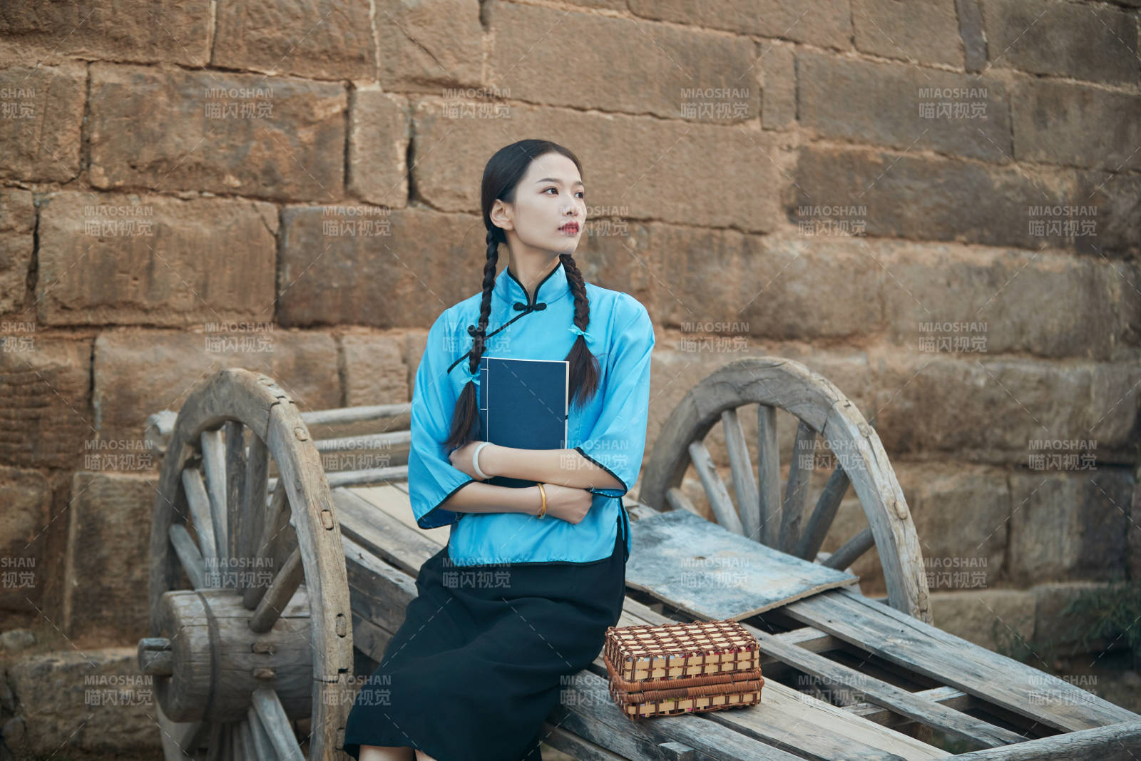 在古城身穿民国学生服饰的女大学生图片