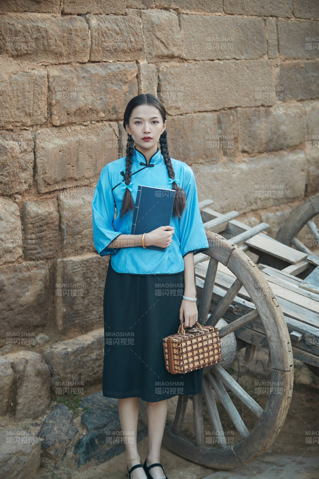 在古城身穿民国学生服饰的女大学生图片