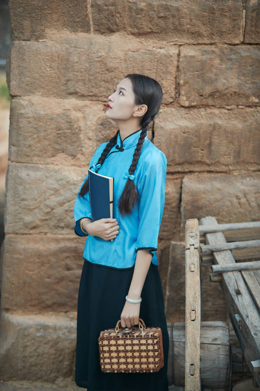 在古城身穿民国学生服饰的女大学生图片