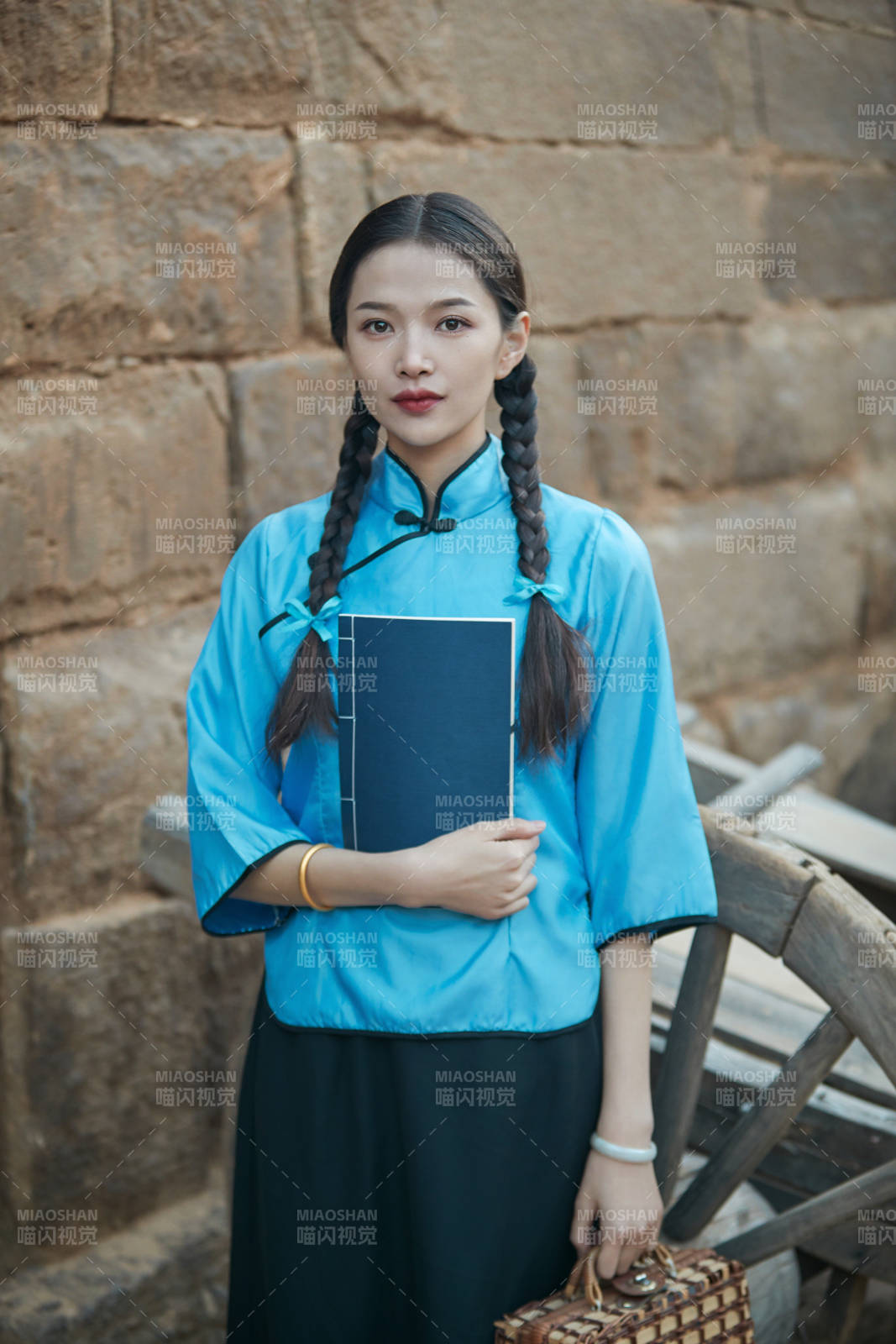 在古城身穿民国学生服饰的女大学生图片
