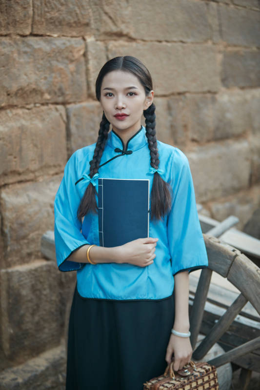 在古城身穿民国学生服饰的女大学生图片